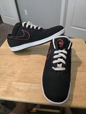 Nike 6.0 Air Isis Shoes - Women's

Size 10